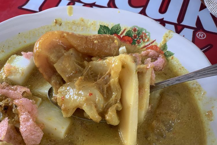 Katupek gulai tunjang atau ketupat sayur gulai di Warkop Rahmah. Lokasi warungnya dekat Bandara Internasional Minangkabau, Kota Padang, Sumatera Barat.