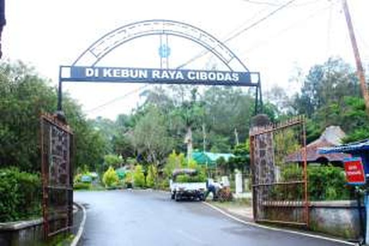 Gerbang Kebun Raya Cibodas, Cianjur, Jawa Barat. Menyimpan dan melestarikan banyak tanaman langka nan unik, seperti bunga bangkai dan bunga sakura.