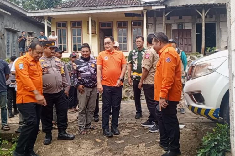 Pj. Gubernur Provinsi Jawa Timur Adhy Karyono saat meninjau lokasi tanah bergerak di Dusun Sempu, Desa Cowek, Kecamatan Purwodadi, Kabupaten Pasuruan, Jawa Timur, Kamis (30/01/2025) 