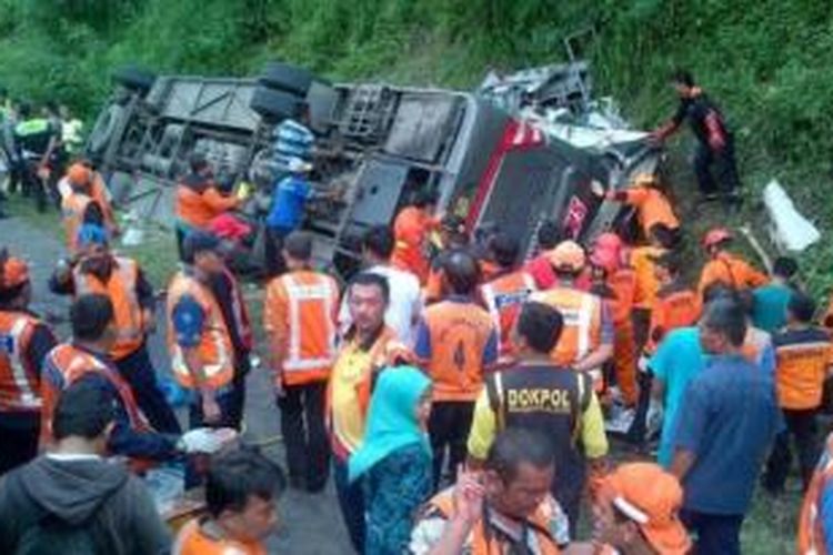 Bus rombongan haji terguling di Tol Jatingaleh, Jumat (20/2/2015) siang, delapan orang tewas. 
