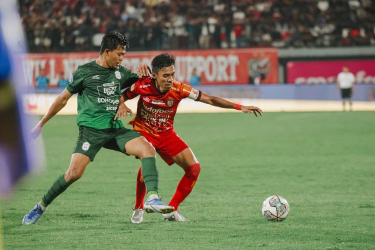 Kapten Bali United Fadhil Sausu dijaga ketat pemain RANS Nusantara FC saat pertandingan pekan 3 Liga 1 2022-2023 yang berakhir dengan skor 3-2 di Stadion Kapten I Wayan Dipta Gianyar, Kamis (4/8/2022) malam.