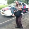 Kisah Heroik Polisi Sragen Gendong Ibu Hamil Jatuh dari Motor Saat Melewati Jalan Berlubang