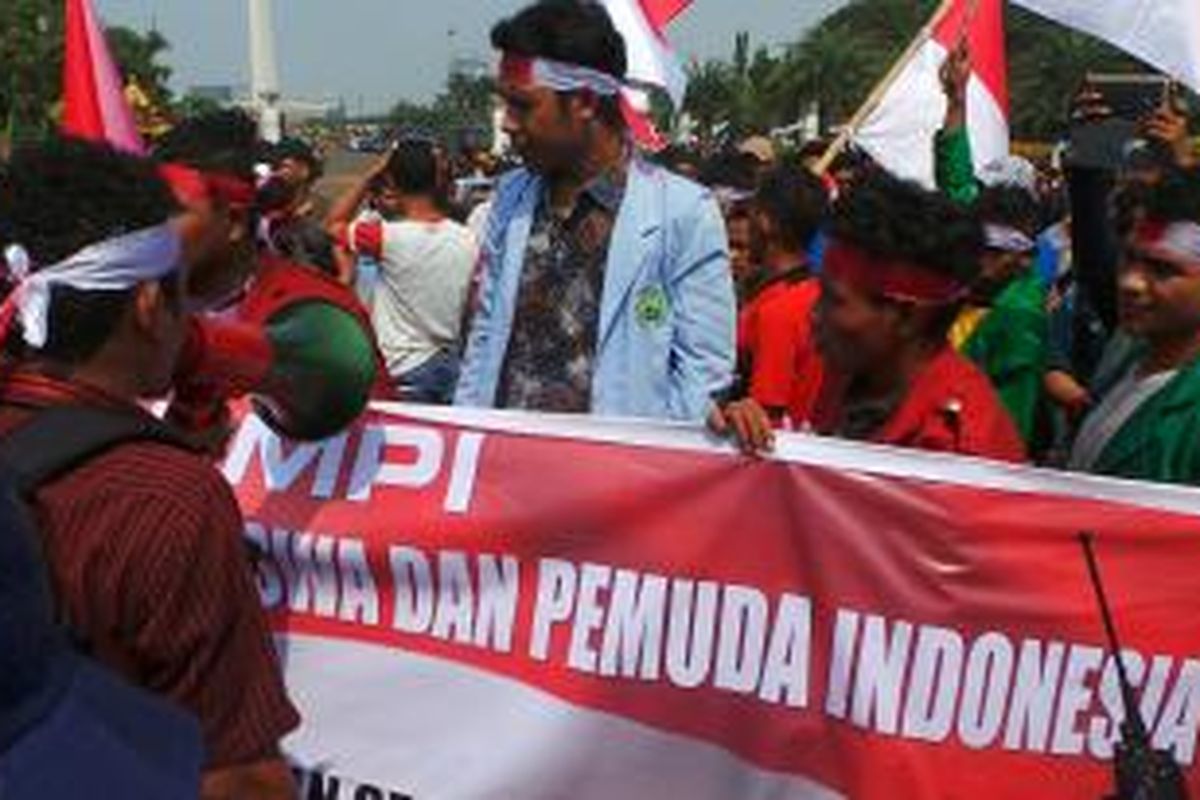 Mahasiswa yang mengatasnamakan koalisi pergerakan mahasiswa Indonesia melakukan aksi di depan Istana Negara. Rabu (20/5/2015).