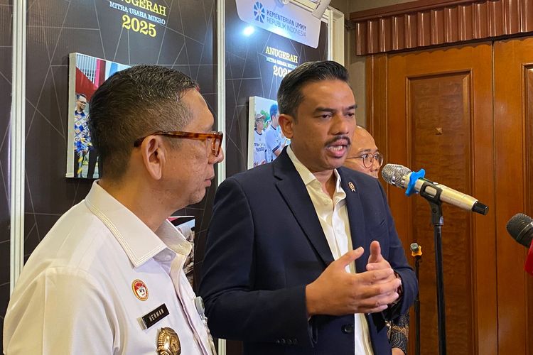 Menteri UMKM, Maman Abdurrahman, menjelaskan soal KUR, Jakarta Barat, Rabu (17/12/2025). 