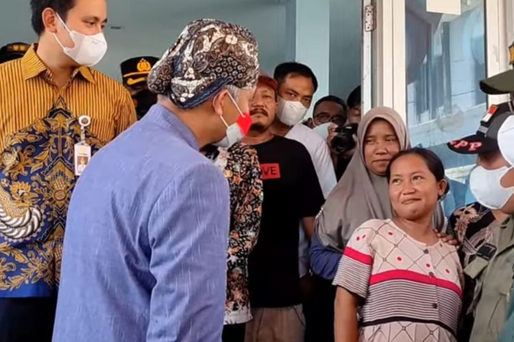 Gubernur Jawa Tengah (Jateng) Ganjar Pranowo saat menyampaikan pesan kepada Lisfiyanah (35), salah satu ibu hamil di Kelurahan Bandengan, Kabupaten Kendal, Jateng, agar menjaga kandungannya dengan baik.