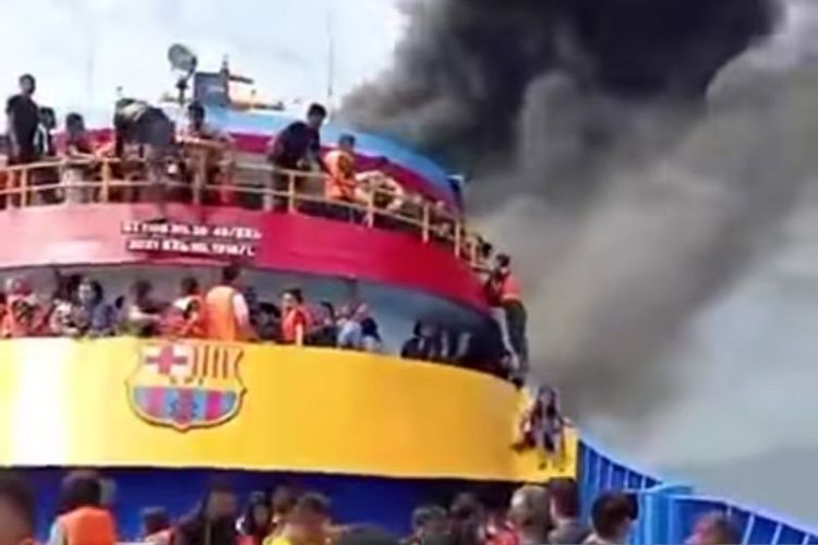 Kapal Barcelona saat terbakar di perairan Talise, Likupang, Minut, Minggu (20/7/2025).
