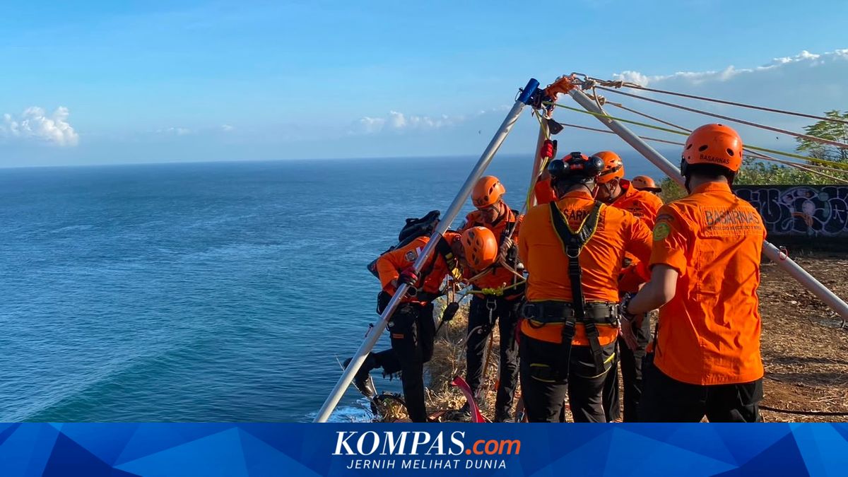 Detik-detik Mansur Berenang Terjang Air Pasang Uluwatu demi Laporkan Dua Temannya yang Terjebak di Karang