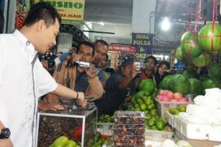 Anggota Komisi X DPR RI, yang juga musisi, Anang Hermansyah, membeli buah kurma di Pasar Tanjung, Jember, Jawa Timur, Rabu (8/7/2015) sore.