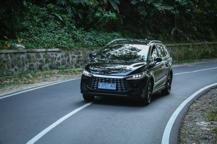 Jajal BYD M6 DM PHEV di Jalur Tanjakan Jabar, Ini Hasilnya