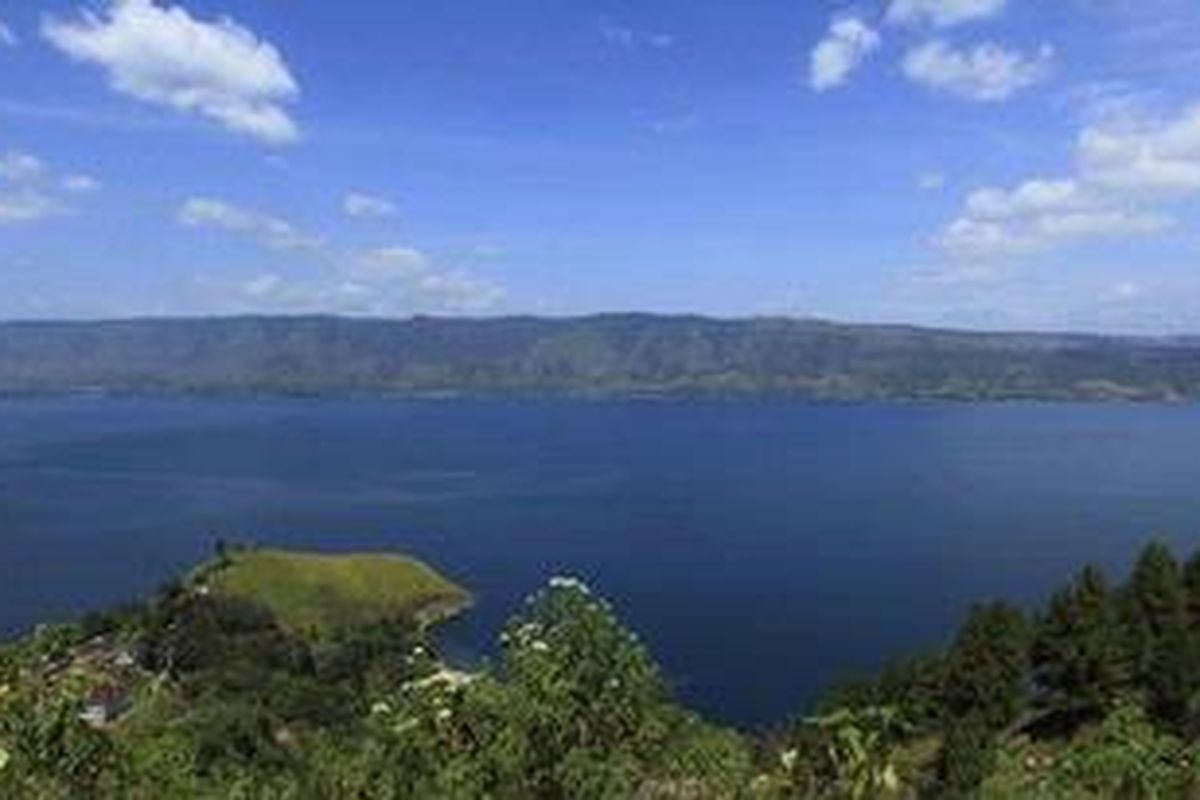 Danau Toba terlihat dari Parapat, Kabupaten Simalungun, Sumatera Utara, Senin (25/7/2011). Danau Toba adalah danau terbesar di Indonesia. Danau hasil volcano tektonik terbesar di dunia, dengan panjang danau 87 kilometer dan lebar 27 kilometer, terbentuk dari letusan gunung berapi raksasa (supervolcano)
