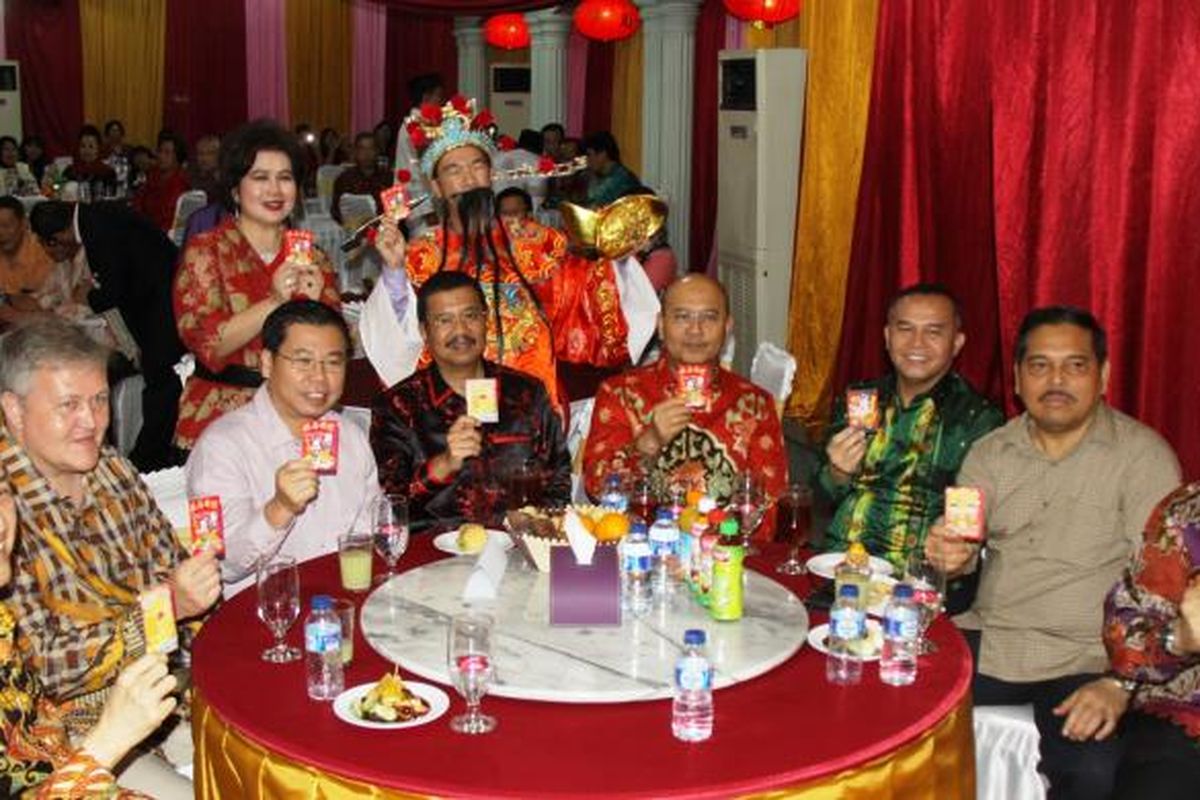 Gubernur Sumut bersama tokoh-tokoh Tionghoa dan para konsul dan konjen di Medan saat merayaan tahun baru Imlek, Minggu (29/1/2017)