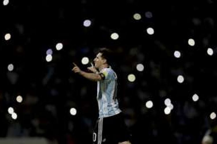 Kapten Argentina, Lionel Messi, merayakan gol ke gawang Bolivia pada lanjutan kualifikasi Piala Dunia 2018, Selasa (29/3/2016). 