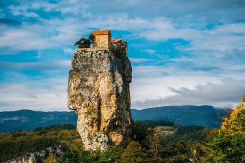 Gereja Unik di Georgia, Terletak di Puncak Tebing Batu Curam
