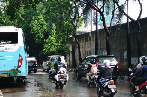 Transjakarta Mogok karena Banjir di Jalan TB Simatupang