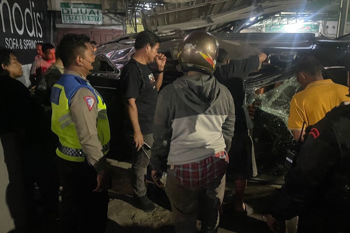 Pengendara mobil Toyota Fortuner menabrak pembatas jalan hingga gerobak jualan bandrek milik warga di Jalan Gagak Hitam, Kecamatan Medan Sunggal, Kota Medan pada Rabu (24/7/2024). 