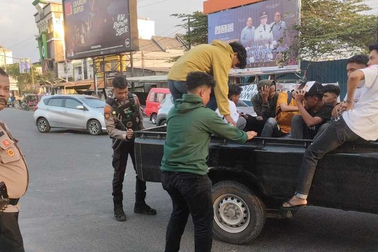 Sejumlah remaja melakukan konvoi ugal-ugalan yang berhasil diamankan polisi di bilangan Jalan Sultan Alauddin, Kota Makassar, Sulsel, dan dibawa menggunakan mobil bak terbuka ke Mapolrestabes Makassar untuk proses lebih lanjut. Kamis (17/8/2023).