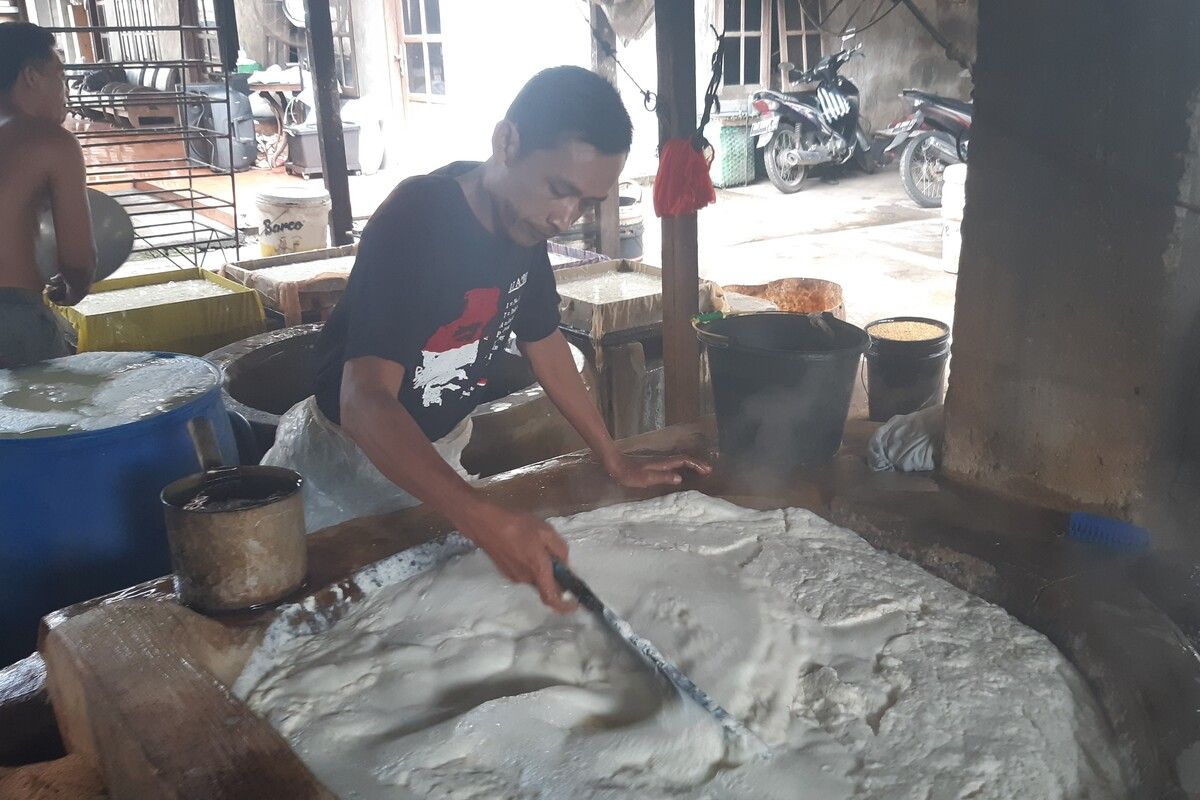 Proses pembuatan tahu di salah satu home industri di Krajan, Mojosongo, Solo, Jawa Tengah, Sabtu (2/1/2021).