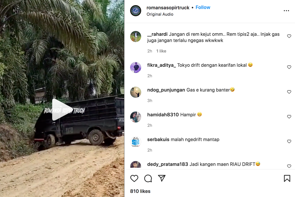 pikap tergelincir saat lewati jalan licin