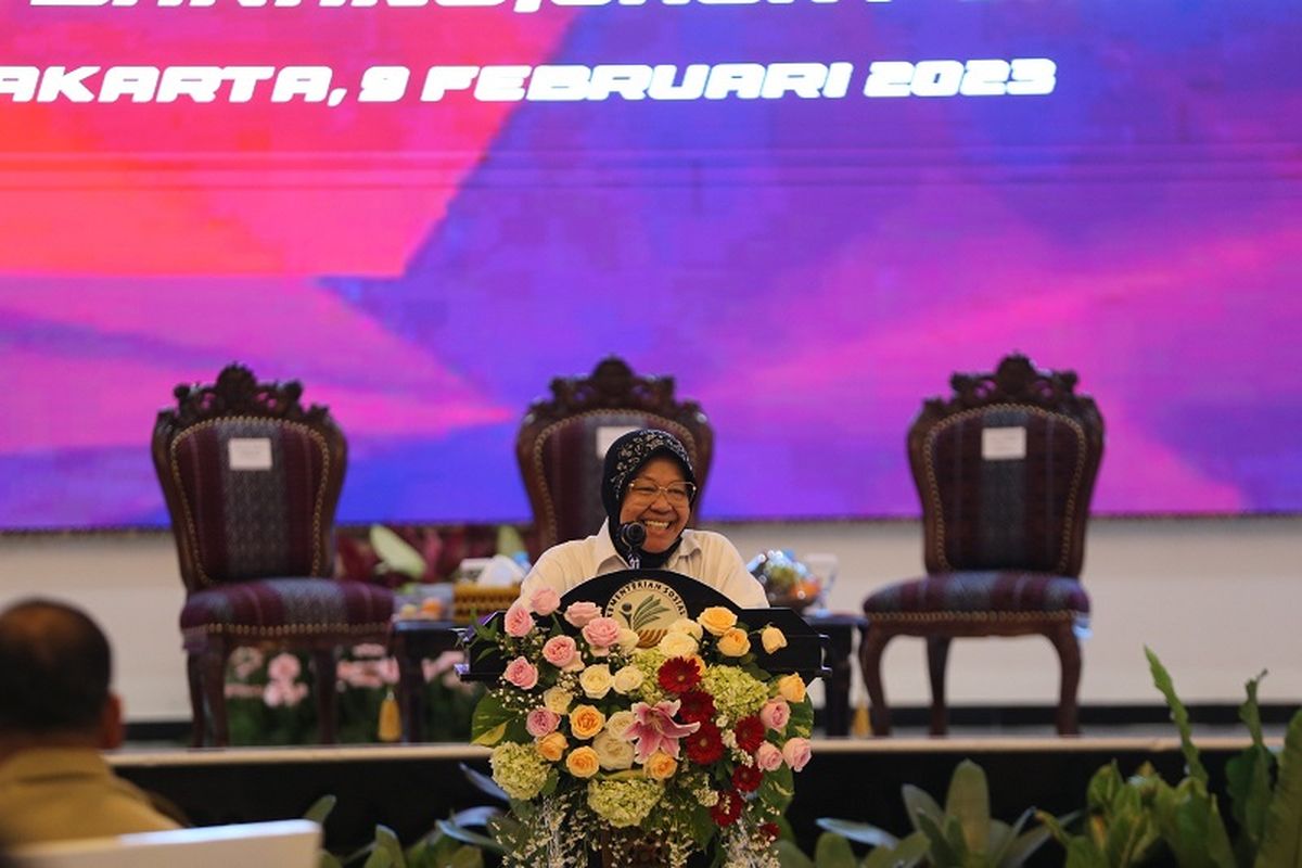 Menteri Sosial (Mensos) Tri Rismaharini menghadiri pembekalan Peraturan Presiden (Perpres) Nomor 12 Tahun 2021 tentang Pengadaan Barang dan Jasa Pemerintah yang diadakan bersama Lembaga Kebijakan Pengadaan Barang dan Jasa (LKPP) yang berlangsung di Gedung Aneka Bhakti, di lingkungan Kementerian Sosial (Kemensos), Jalan Salemba Nomor 28, Jakarta, Kamis (9/2/2023). 