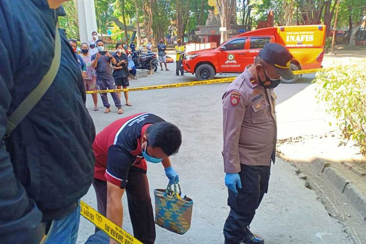 Aparat melakukan olah TKP temuan bayi tewas di selokan depan Gedung Juang 45 Nganjuk, Rabu (1/9/2021). Foto: Humas Polres Nganjuk