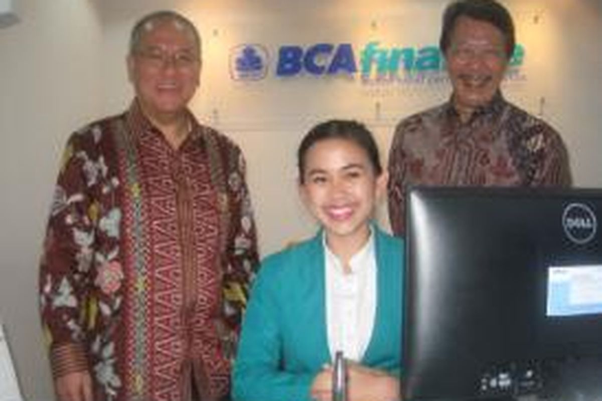 Direktur Utama BCA Finance Roni Haslim (kiri), seorang staf BCA Finance (tengah), dan Direktur Operasional David Pangestu (kanan) saat peresmian Service Point BCA Finance di Mal Artha Gading (MAG) di Jakarta Utara pada Senin (23/3/2015).   
