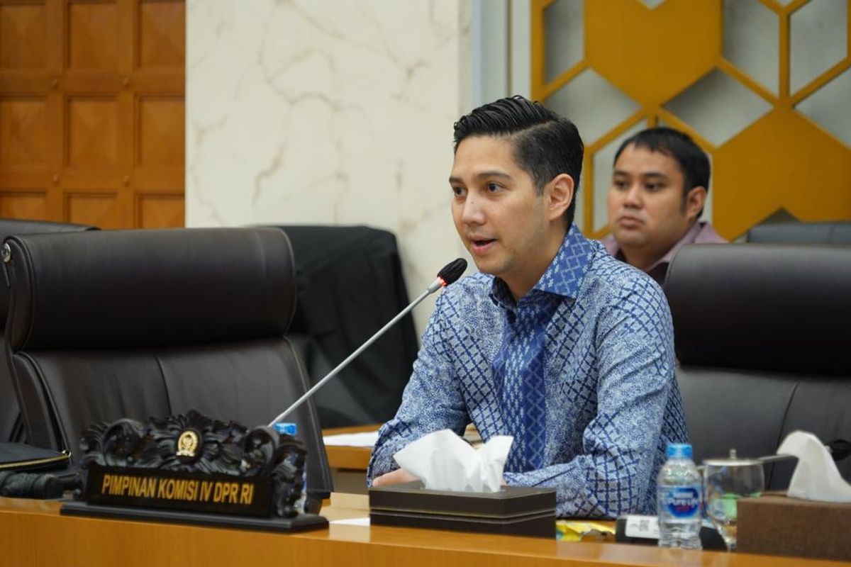 Ketua Tim Komunikasi TKN Prabowo-Gibran Budisatrio Djiwandono menyampaikan bahwa Prabowo tetap fokus bertugas sebagai Menhan RI.