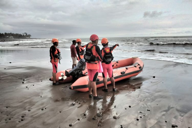 Petugas melakukan pencarian seorang pemuda yang tenggelam terseret arus, Kamis (11/8/2022) di Desa Yehsumbul, Kecamatan Mendoyo, Kabupaten, Jembrana, Provinsi Bali.