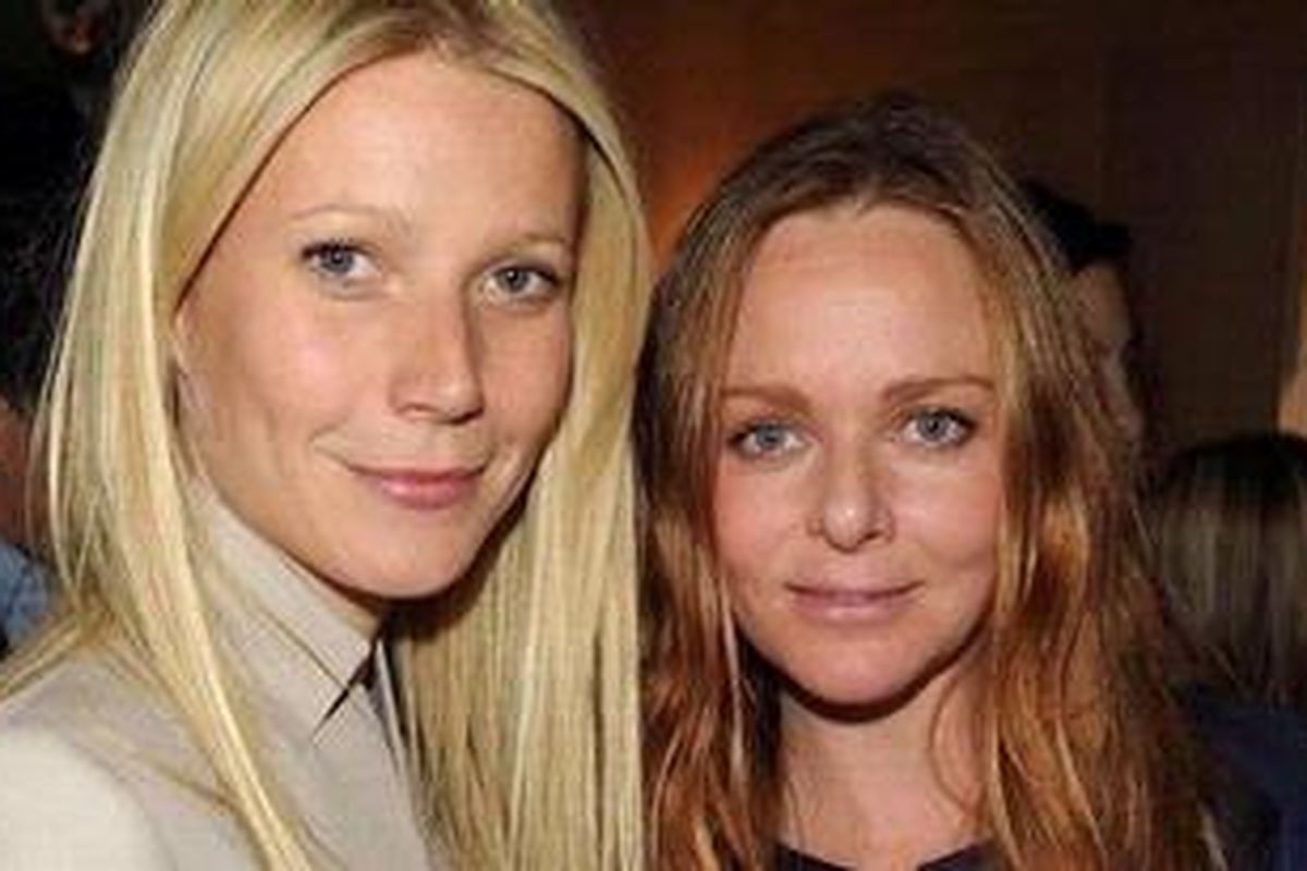 Stella McCartney (kanan) bersama aktris Gwyneth Paltrow 