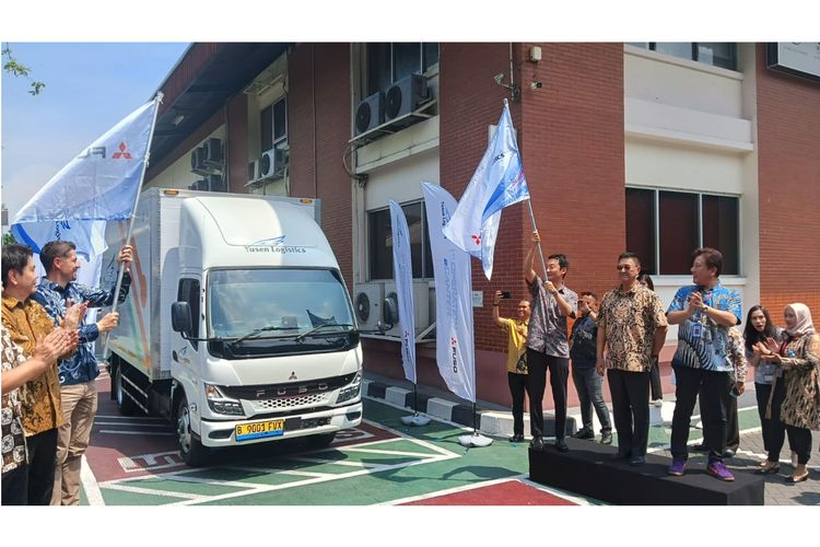 Seremoni pelepasan Mitsubishi Fuso eCanter yang akan mengaspal secara perdana untuk melakukan kegiatan pengiriman untuk PT Yusen Logistics Indonesia. 