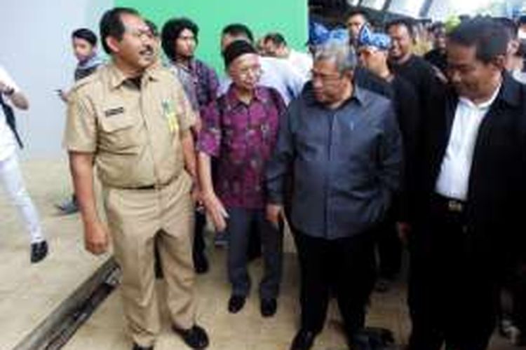 Kepala Bareskri Mabes Polri Komjen Pol Anang Iskandar bersama Gubernur Ahmad Heryawan saat mendengarkan pemaparan tim ahli terkait kondisi kerusakan stadion GBLA, Rabu (10/2/2016)