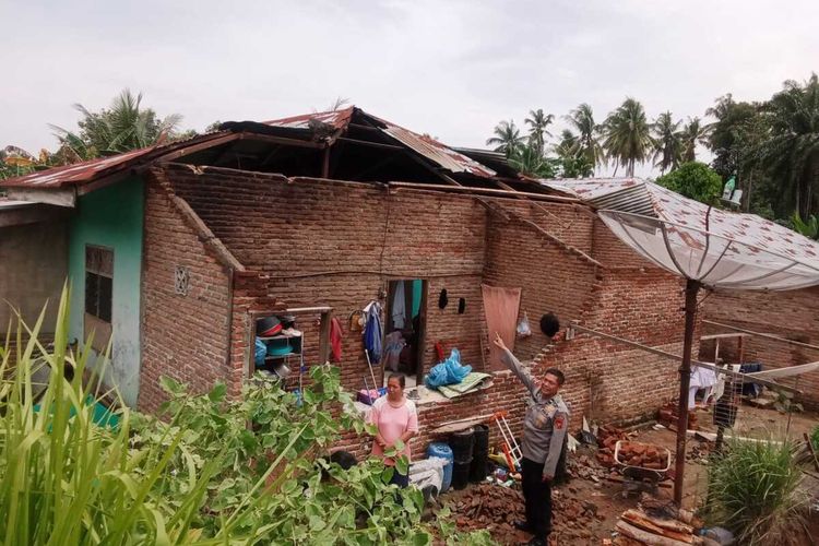83 Rumah dan Sekolah Terkena Angin Puting Beliung di Simalungun, Bupati Instruksi Data Kerusakan