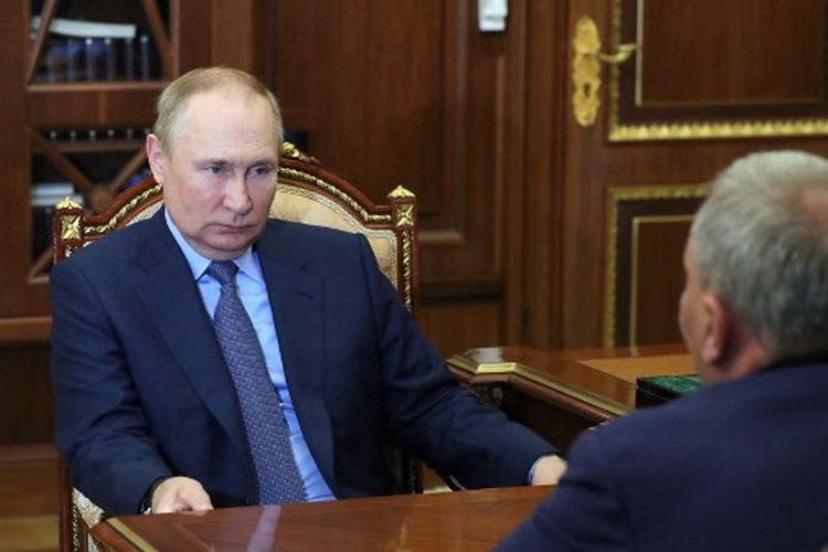 Presiden Rusia Vladimir Putin bertemu dengan kepala badan antariksa Rusia Roscosmos Yury Borisov di Kremlin di Moskow pada 26 Juli 2022.