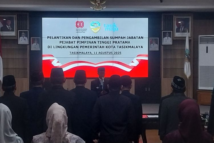 Poster protes pakai poster one piece terpasang mempertanyakan apakah Wali Kota Tasikmalaya bisa lerja atau tidak tersebar di beberapa titik pusat perkotaan sampai terjadi rotasi mutasi pejabat pertama kalinya untuk mengosongkan 8 pejabat kepala dinas dan wajib mengisi dulu 2 staf ahli pada Senin (11/8/2025).