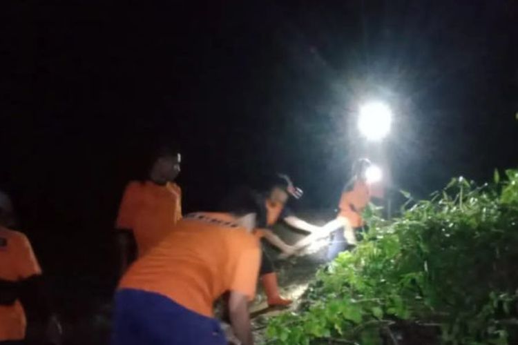 Petugas BPBD Pemkab Pamekasan, Jawa Timur mengevakuasi material longsoran tebing Bukit Kasangkah di Desa Kertagena Daya, Kecamatan Kadur, Minggu (27/3/2022) malam. (ANTARA/HO-BPBD Pamekasan)