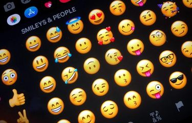 ilustrasi kumpulan emoji di perangkat Apple