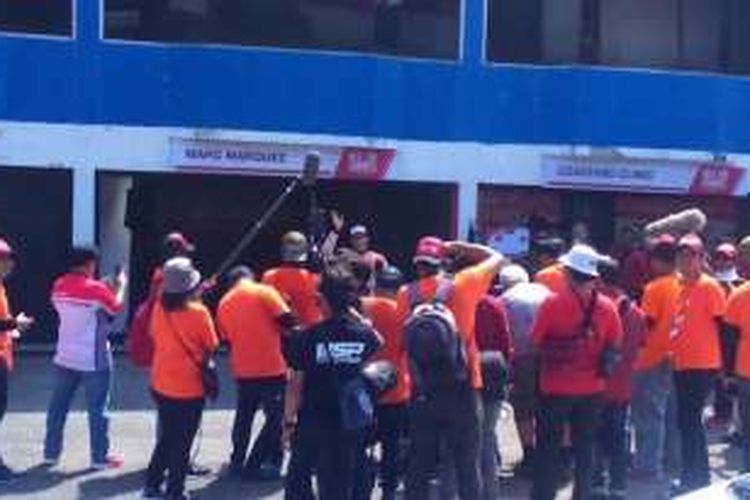 Pebalap Repsol Honda asal Spanyol, Marc Marquez, menyapa penggemar ketika menjalani shooting iklan di Sirkuit Sentul, Bogor, Jawa Barat, Selasa (25/10/2016).