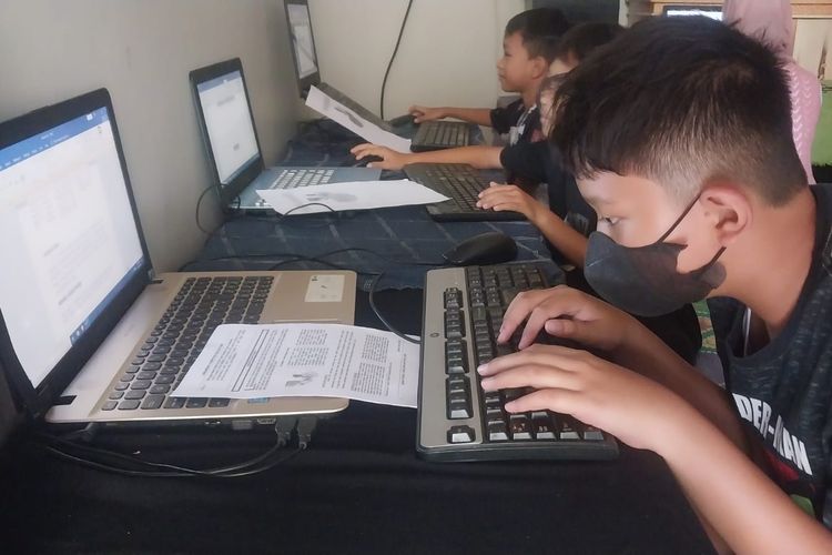 Di Gang Sempit Bogor, Anak-anak Belajar Laptop demi Menatap Masa Depan, Cuma Rp 20.000