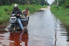 Banjir Genangi Ruas-ruas Jalan di Pelalawan, Motor-motor Mogok