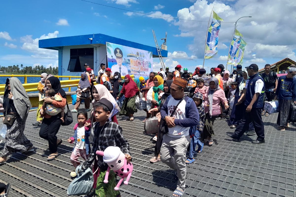 Pemudik di Pelabuhan Jangkar Kabupaten Situbondo Provinsi Jawa Timur.