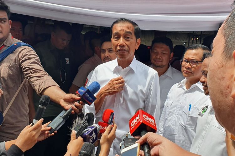 Calon presiden nomor urut 01 Joko Widodo usai kampanye di Sirkuit Sentul, Bogor, Jumat (12/4/2019).