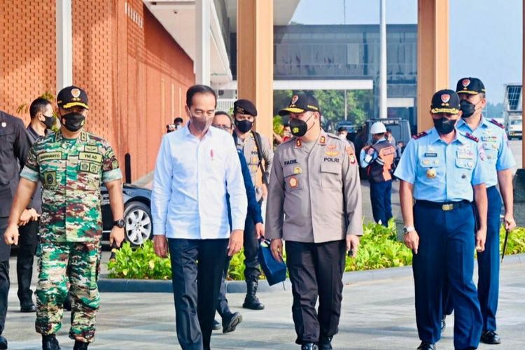 Presiden Joko Widodo saat akan berangkat dari Pangkalan TNI AU Halim Perdanakusuma, Jakarta, untuk menuju Mojokerto, Jawa Timur pada Jumat (4/11/2022)