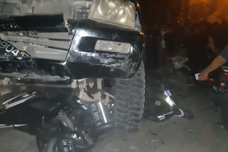 Mobil Strada yang dikendarai siswa SMP menabrak 13 sepeda motor dan lukai pejalan kaki, Minggu (17/11/2019) malam