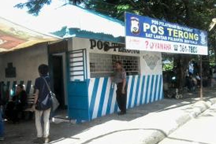 Pos Polantas Terong Jl Mesjid Raya didatangi tim penyidik Polda Sulselbar, Polrestabes Makassar dan Polsekta Bontoala, Senin (24/3/2014) siang.