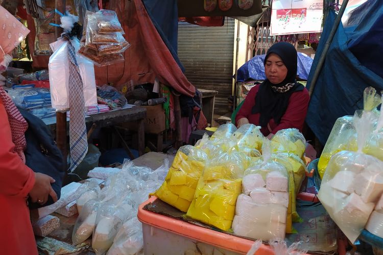 Darsih, salah satu penjual tahu tempe di Pasar Anyar Tangerang yang mulai berjualan, Senin (4/1/2021).