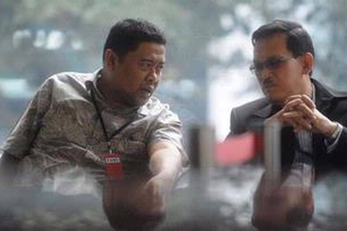 Mantan Wakil Kepala Korps Lalu Lintas Kepolisian Negara RI (Korlantas Polri) Brigadir Jenderal (Pol) Didik Purnomo (kanan) dan Ajun Komisaris Besar (pol) Teddy Rusmawan berada di kantor Komisi Pemberantasan Korupsi, Jakarta, Jumat (2/11/2012). Mereka berdua diperiksa KPK sebagai saksi untuk kasus dugaan korupsi pengadaan alat simulasi berkendara di Korlantas Polri dengan tersangka mantan Kepala Korlantas Inspektur Jenderal Djoko Susilo. 