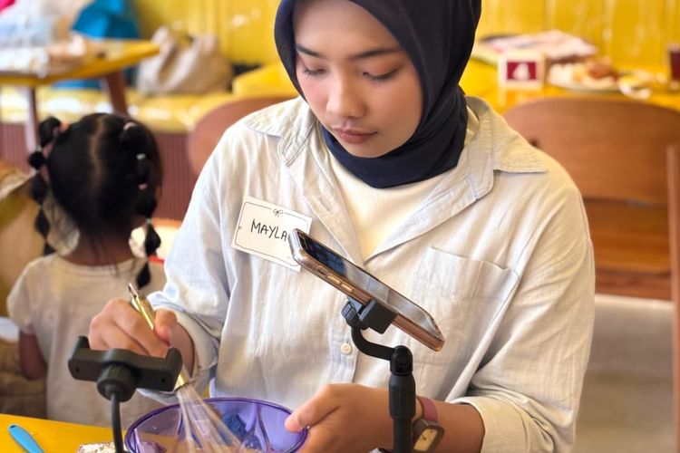 Mayla Faiza (20) pengusaha brownis yang kebanjiran orderan menjelang hari Valentine 2025