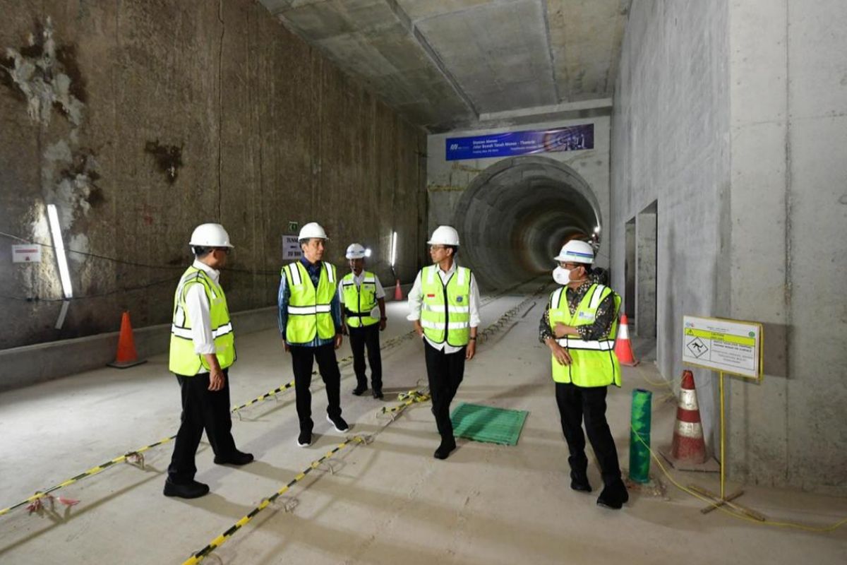 Presiden Joko Widodo saat meninjau proyek pembangunan MRT fase 2A di kawasan Monumen Nasional (Monas) pada Jumat (16/12/2023).