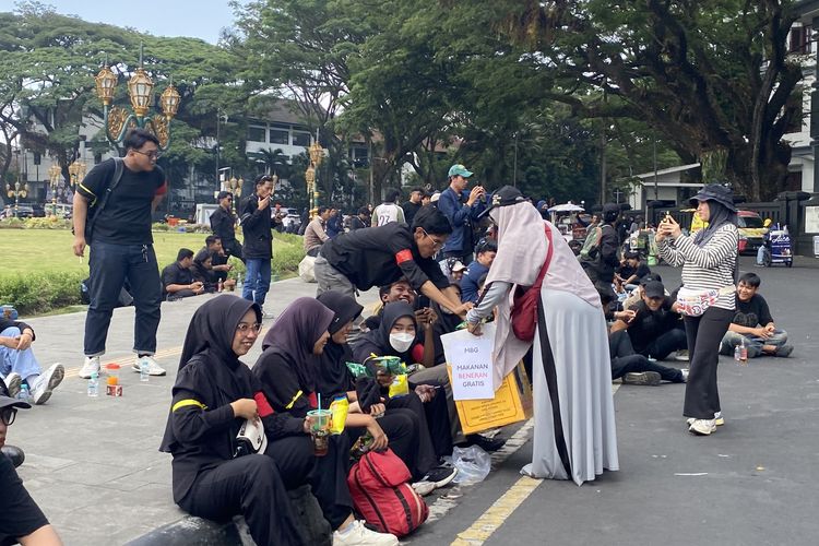 Merasa Terwakili, Ibu-ibu Galang Dana-Kirim Logistik untuk Mahasiswa Demo di Malang