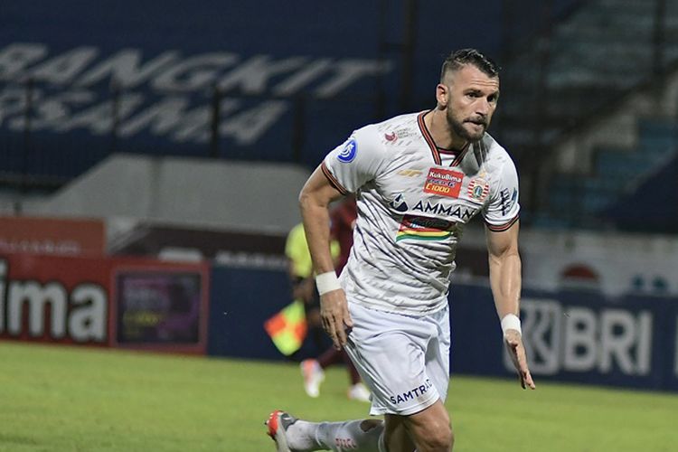 Pemain Persija Jakarta Marko Simic mengejar pemain Borneo FC Javlon Guseynov pada pertandingan pekan 14 Liga 1 2021-2022 yang berakhir dengan skor 2-1 di Stadion Moch Soebroto Magelang, Senin (29/11/2021) malam.
