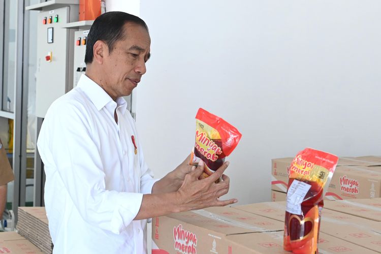 Presiden Joko Widodo meninjau hasil produksi minyak makan merah di pabrik minyak makan merah Pagar Merbau di Kabupaten Deli Serdang, Sumatera Utara, Kamis (14/3/2024). 